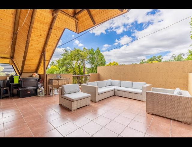 2 BEDROOM APARTMENT FOR SALE IN SUNNINGHILL